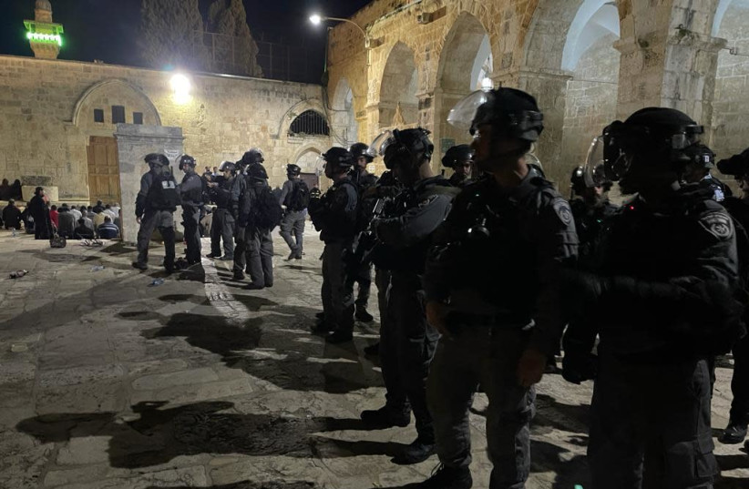 Border Police officers clash with worshipers at the Temple Mount, Friday, May 7, 2021.  (credit: POLICE SPOKESPERSON'S UNIT)
