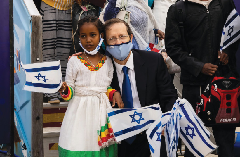 JEWISH AGENCY Chairman of the Executive Isaac Herzog welcomes Ethiopian olim in Operation Zur Israel (credit: JEWISH AGENCY)