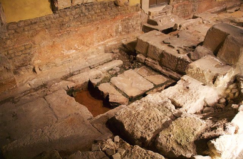 Remains of a roman bath in Bath, Somerset, UK (credit: Wikimedia Commons)