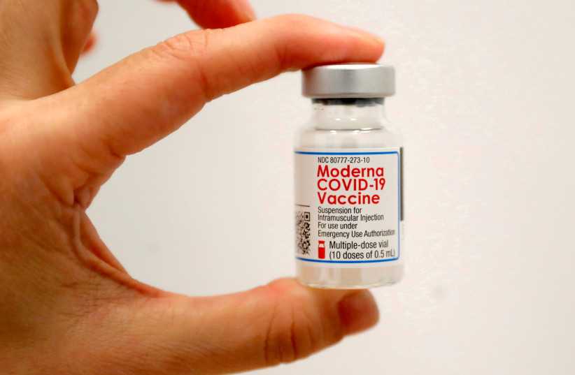  A healthcare worker holds a vial of the Moderna COVID-19 Vaccine at a pop-up vaccination site operated by SOMOS Community Care during the coronavirus disease (COVID-19) pandemic in Manhattan in New York City, New York, U.S., January 29, 2021. (credit: REUTERS/MIKE SEGAR)