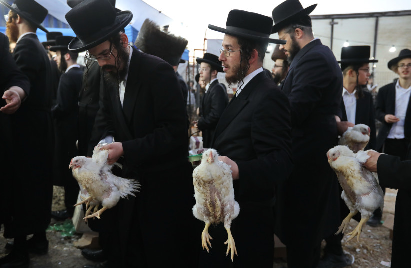 Ultra Orthodox Jews perform the Kaparot ceremony on September 26, 2020, in Beit Shemesh. The Jewish ritual is supposed to transfer the sins of the past year to the chicken, and is performed before the Day of Atonement, or Yom Kippur, the most important day in the Jewish calendar.