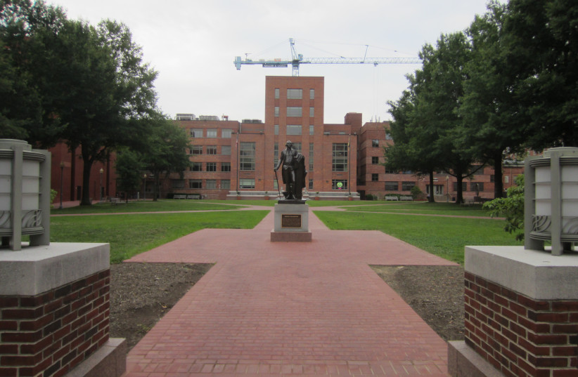 University Yard, George Washington University (2012) (photo credit: Another Believer/CC BY-SA 3.0 https://creativecommons.org/licenses/by-sa/3.0/VIA WIKIMEDIA COMMONS)