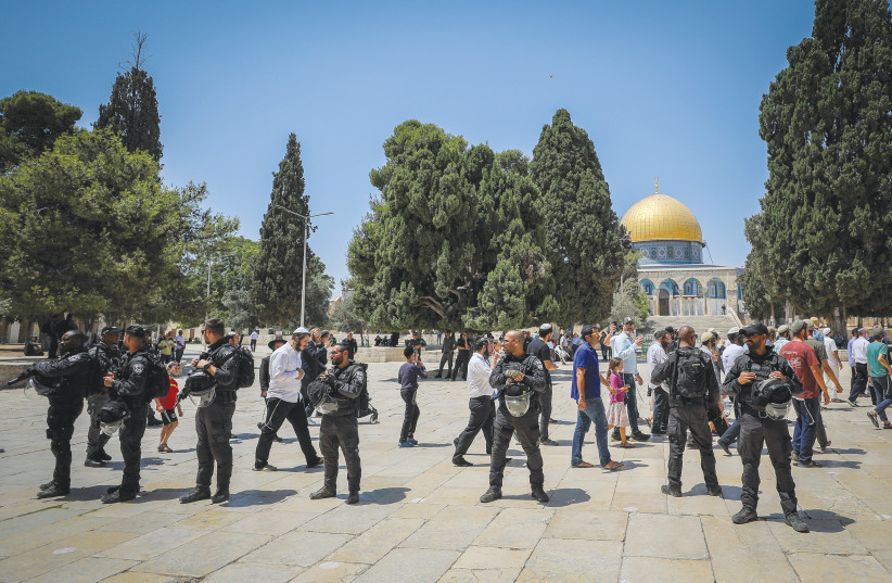  SECURITY FORCES guard Jews visiting the Temple Mount on Tisha Be'av, a day of mourning the destruction of the Holy Temple (credit: JAMAL AWAD/FLASH90)