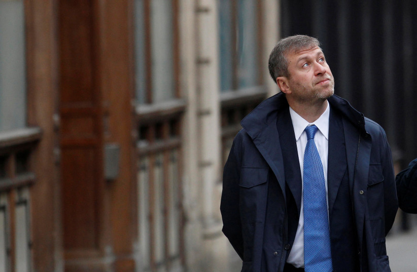  Chelsea Football Club owner Roman Abramovich walks past the High Court in London on November 16, 2011.  (credit: REUTERS/SUZANNE PLUNKETT)