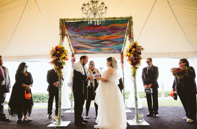  Ben and Julie Schreiber were married Oct. 10, 2021, in Kirkland, Wash., under a huppah whose design incorporated blessings from their friends and wedding guests. (credit: JennyGG Photography)