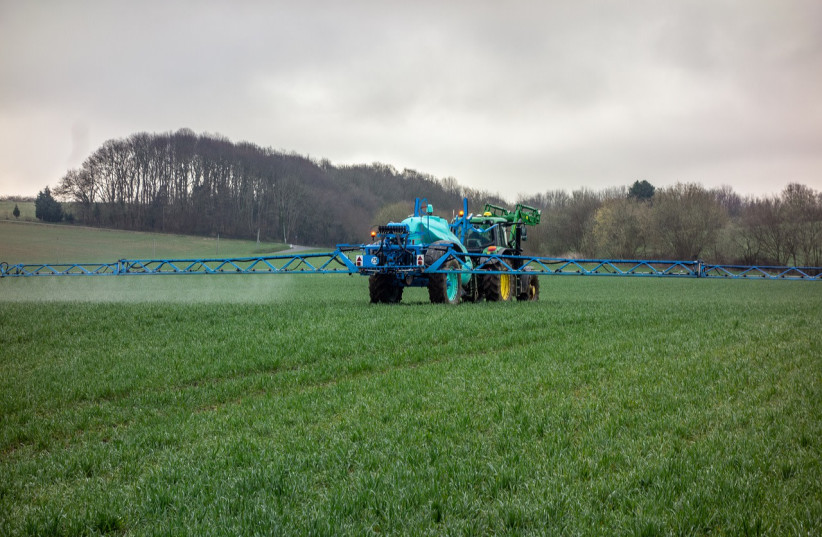  Spray Fertilizer Pesticide Tractor Agriculture. (credit: MAX PIXEL)