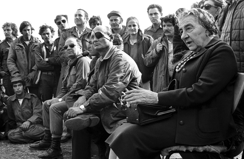 GOLDA MEIR est vue ici avec Moshe Dayan alors qu'ils rencontrent des soldats sur les hauteurs du Golan pendant la guerre du Yom Kippour.  Le défunt Premier ministre est né en Ukraine.  (crédit : Reuters)