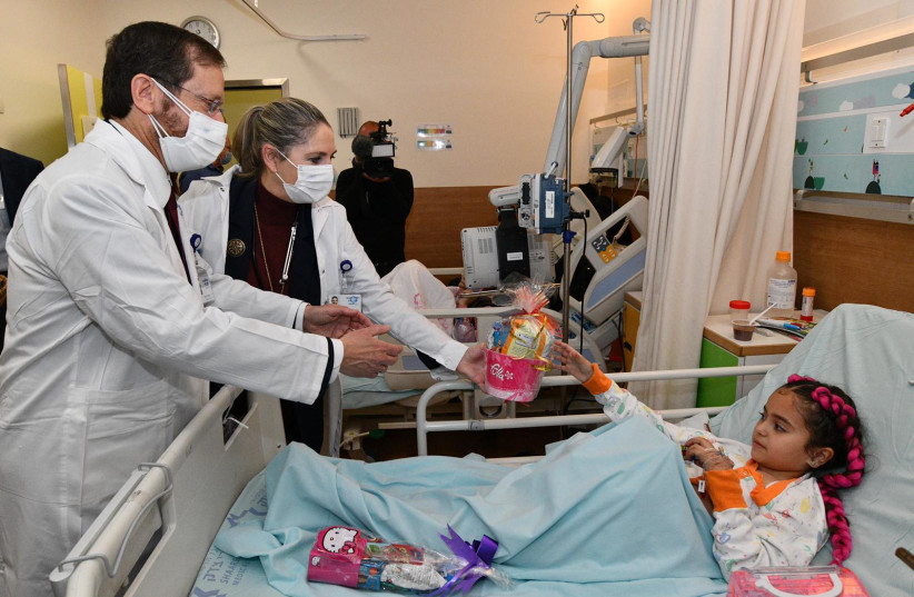  President Isaac Herzog and his wife Michal visit children in Shaare Zedek Medical Center an give them gifts for Purim. (credit: HAIM ZACH/GPO)