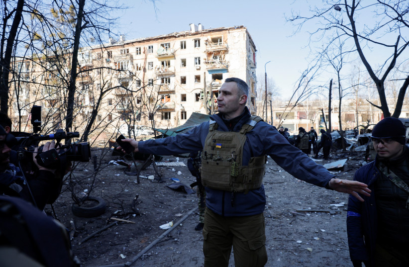  Kyiv Mayor Vitali Klitschko surveys the place where a shell hit a residential building, as Russia's invasion of Ukraine continues, in Kyiv, Ukraine on March 18, 2022. (credit: THOMAS PETER/REUTERS)