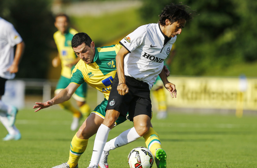 Maccabi's Yossi Benayoun in action with Norwich's Graham Dorrans. (credit: ACTION IMAGES/DOMINIC EBENICHLER)