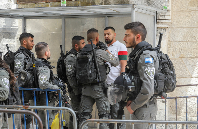 Israeli Border Police forces are seen confronting Palestinian men in Jerusalem's Old City on April 17, 2022 (credit: MARC ISRAEL SELLEM/THE JERUSALEM POST)