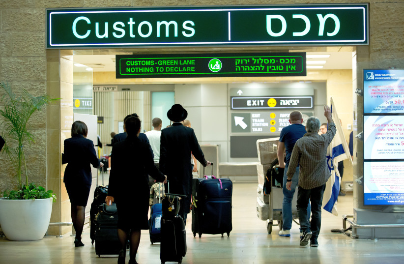  Travelers seen at the arrival hall of Ben Gurion International Airport, near Tel Aviv, on April 11, 2018 (credit: MOSHE SHAI/FLASH90)
