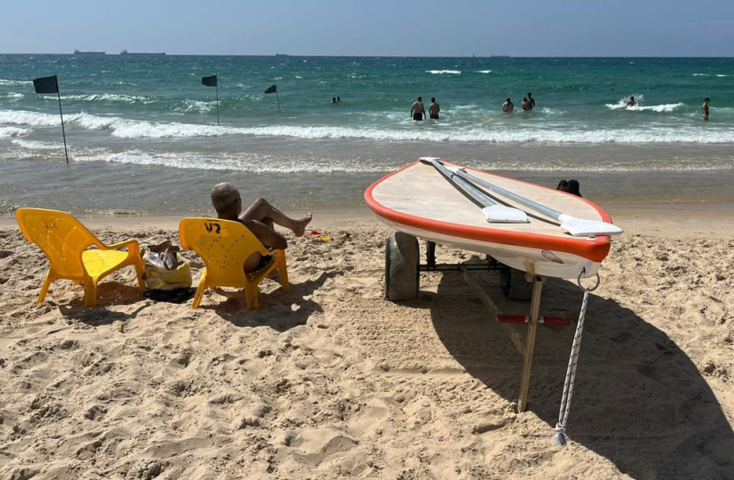  Israelis enjoying the beach in Ashkelon during a heatwave, August 27, 2022 (credit: AVSHALOM SASSONI/MAARIV)