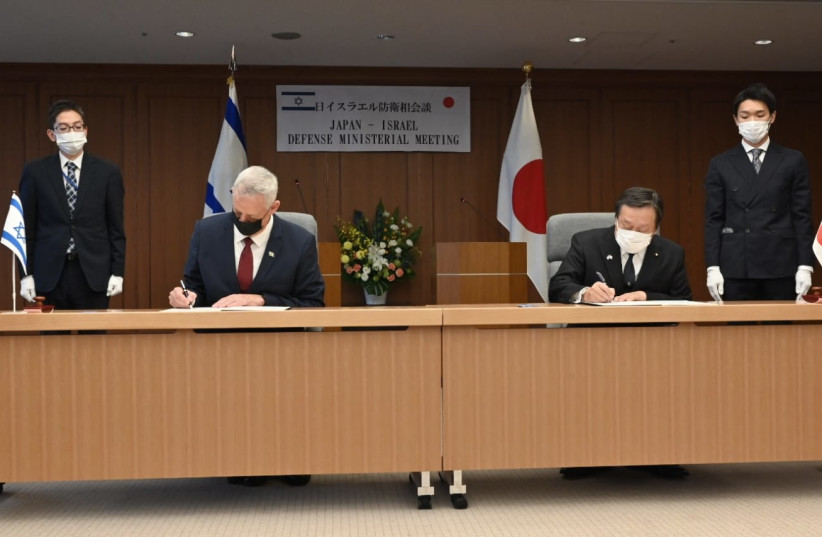 Defense Minister Benny Gantz signs a Memorandum for Defense Cooperation with his Japanese counterpart Yasukazu Hamada