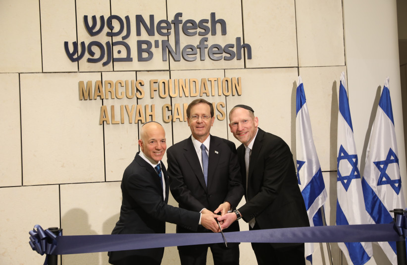  Tony Gelbart (left) and Rabbi Yehoshua Fass (right) with President Isaac Herzog at the opening of the Nefesh B’Nefesh Aliyah Campus in Jerusalem on November 15, 2021. (credit: ELI DASSA)