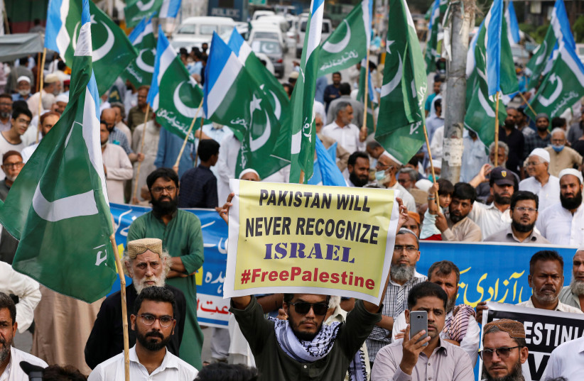  Supporters of religious and political party Jamaat-e-Islami (JI) carry flags and signs in support of Palestinian people to condemn the diplomatic agreement between the United Arab Emirates (UAE) and Israel, during a protest in Karachi, Pakistan August 16, 2020 (credit: REUTERS/AKHTAR SOOMRO)