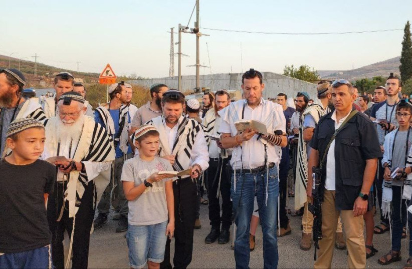 El jefe de los Sionistas Religiosos MK Bezalel Smotrich es visto entre otros líderes de colonos rezando a las afueras de Nablus, Cisjordania (crédito: ROI HADI)