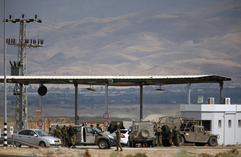  Israeli soldiers stand near the entrance to Allenby Bridge, a crossing point between Jordan and the West Bank, March 10, 2014. (credit: RONEN ZVULUN/REUTERS)