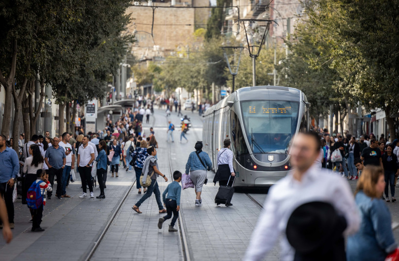  People walk on Jaffa Street in Jerusalem, during the Israeli general elections, November 1, 2022.  (credit: YONATAN SINDEL/FLASH90)