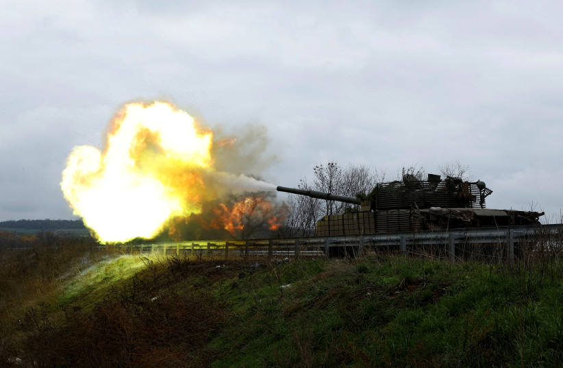  Ukrainian soldiers fire a round on the frontline from a T80 tank that was captured from Russians during a battle in Trostyanets in March, as Russia's invasion of Ukraine continues, in the eastern Donbas region of Bakhmut, Ukraine, November 4, 2022. (photo credit: REUTERS/CLODAGH KILCOYNE)