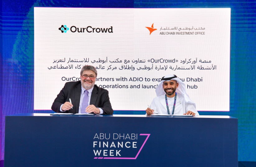  Founder and CEO of OurCrowd Jon Medved signs agreement with acting director general of Abu Dhabi Investment Office Abdulla Abdul Aziz Al Shamsi at Abu Dhabi Finance Week  (photo credit: ADIO)