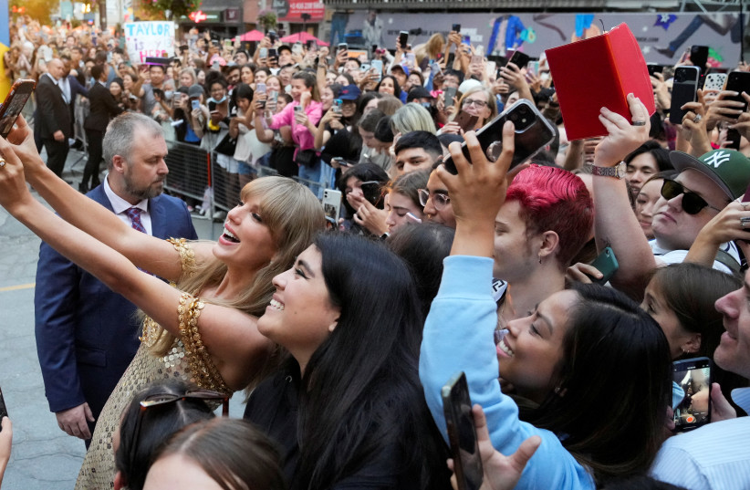  Singer Taylor Swift poses for a selfie with fans as she arrives to speak at the Toronto International Film Festival (TIFF) in Toronto, Ontario, Canada September 9, 2022. (credit: REUTERS/MARK BLINCH)
