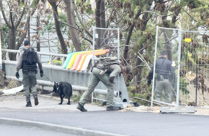  Israel Police bomb disposal units work to defuse a pipe bomb found near Jerusalem's Bridge of Strings on November 26, 2022 (credit: ISRAEL POLICE)