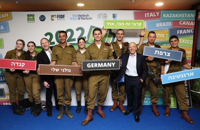  Lone soldiers gather with Nefesh B’Nefesh founders, Rabbi Yehoshua Fass and Tony Gelbart at FIDF- Nefesh B'Nefesh Errands Day (credit: YONIT SCHILLER)