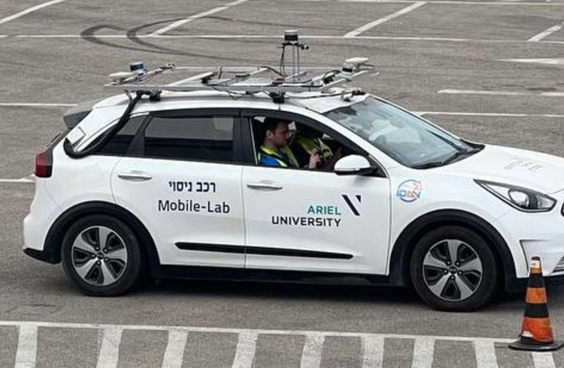 Los sistemas de conducción autónoma instalados en un vehículo de prueba que condujo en varios escenarios en tiempo real en una superficie de prueba física en la Arena del Grupo Shlomo en Tel Aviv. (Crédito: OMRI REFTOV)