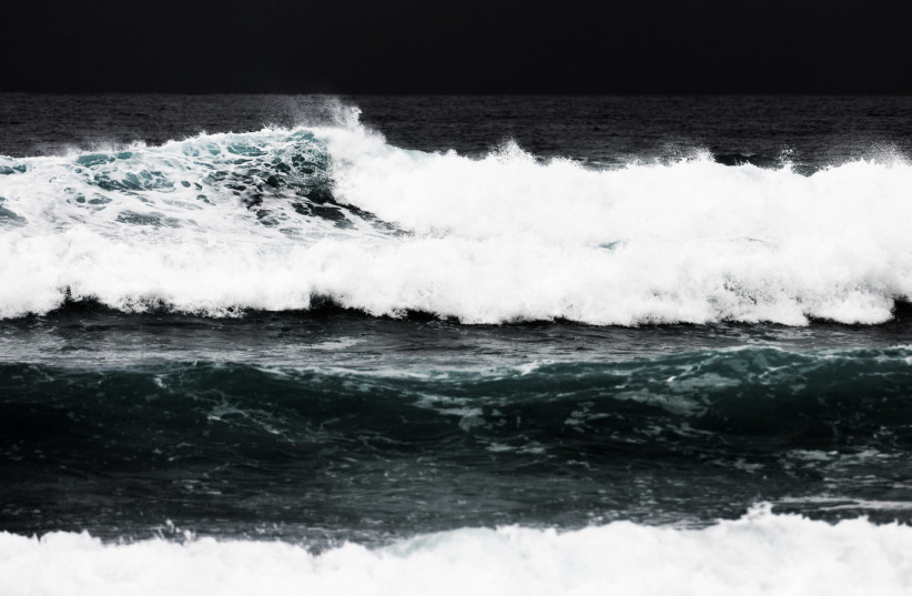  Rough, dangerous waves in the ocean (Illustrative) (credit: PUBLIC DOMAIN)