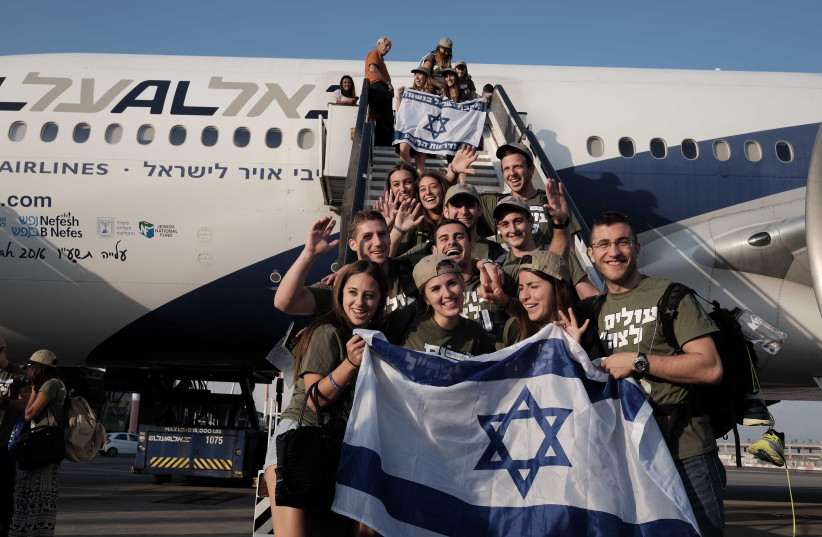  New immigrants from USA and Canada arrive on a special '' Aliyah Flight 2016'' on behalf of Nefesh B'Nefesh organization, at Ben Gurion airport in central Israel on August 17, 2016. (credit: TOMER NEUBERG/FLASH90)