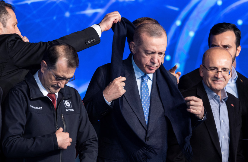  Turkish President Tayyip Erdogan attends a ceremony to mark an increase in capacity at a natural gas storage facility as he is flanked by former Deputy Prime Minister Mehmet Simsek and Energy Minister Fatih Donmez in Silivri near Istanbul, Turkey, December 16, 2022.  (photo credit: UMIT BEKTAS/REUTERS)