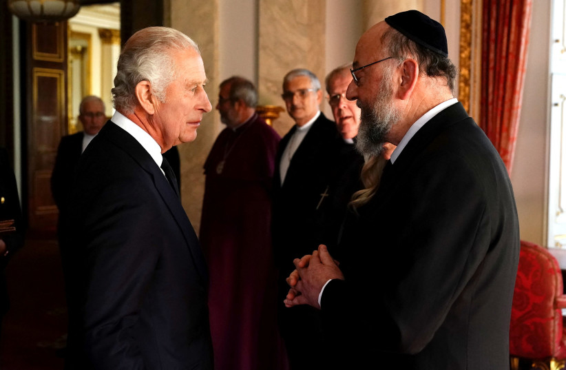 Le roi Charles III s'entretient avec le grand rabbin Ephraim Mirvis alors qu'il rencontre des chefs religieux lors d'une réception au palais de Buckingham, à Londres. 16 septembre 2022. (crédit : AARON CHOWN/POOL/REUTERS)
