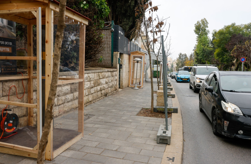  Stations for security guards outside Prime Minister Benjamin Netanyahu's home on Azza Street in Jerusalem.  (credit: MARC ISRAEL SELLEM)