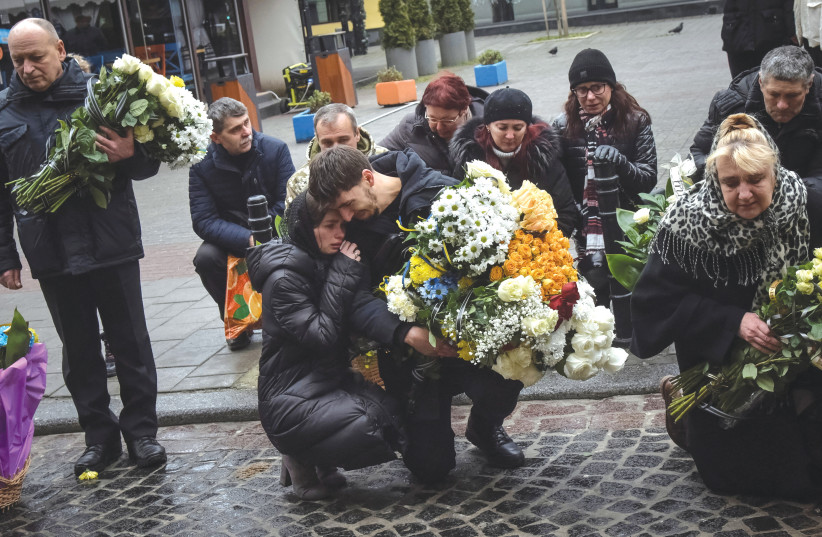 Una ceremonia FUNERARIA tiene lugar para los soldados ucranianos que recientemente murieron en combates contra tropas rusas, Lviv, Ucrania, el martes.