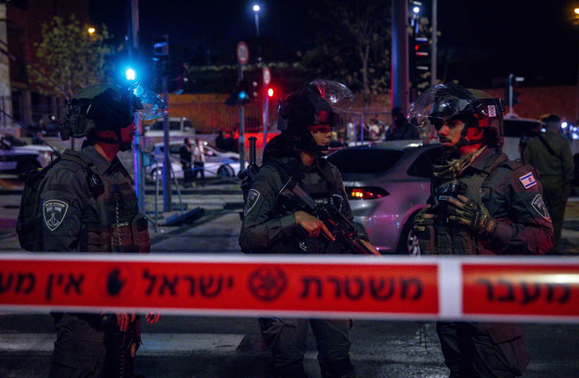  Israeli security forces and rescue forces at the scene of a shooting attack in Neve Yaakov, Jerusalem, January 27, 2023.  (credit: OLIVIER FITOUSSI/FLASH90)