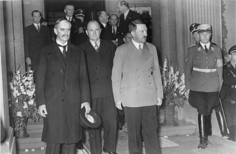  British Prime Minister Neville Chamberlain (left) and German Chancellor Adolf Hitler (in light jacket), leave their meeting at Bad Godesberg, 23 September 1938. (credit: Bundesarchiv, Bild 183-H12751 / CC-BY-SA 3.0)