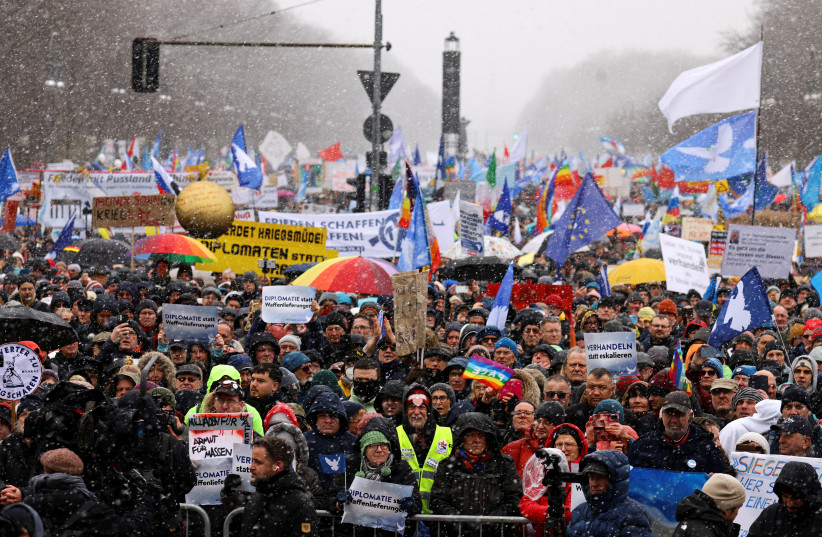 People take part in a protest against the delivery of weapons to Ukraine and in support of peace negotiations between Russia and Ukraine, amid Russia's invasion of Ukraine, in Berlin, Germany February 25, 2023