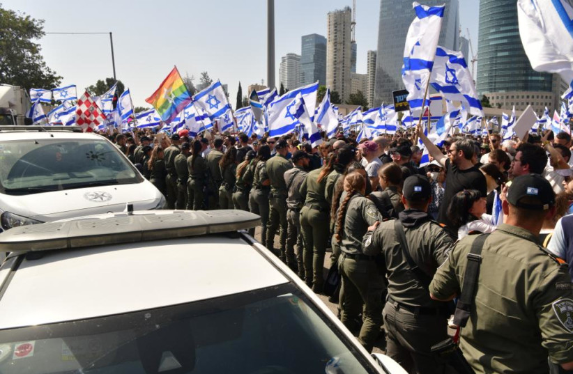  A line of Border Police officers holds back protestors in Tel Aviv. (credit: AVSHALOM SASSONI/MAARIV)