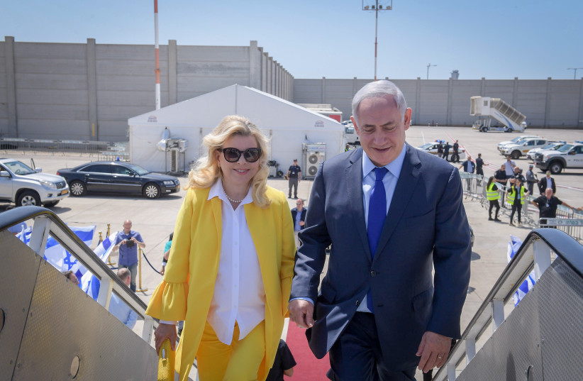  Prime Minister Benjamin Netanyahu and his wife Sara on their way to Saloniki, Greece for a two-day state official visit. June 14, 2017 (credit: AMOS BEN GERSHOM/GPO)