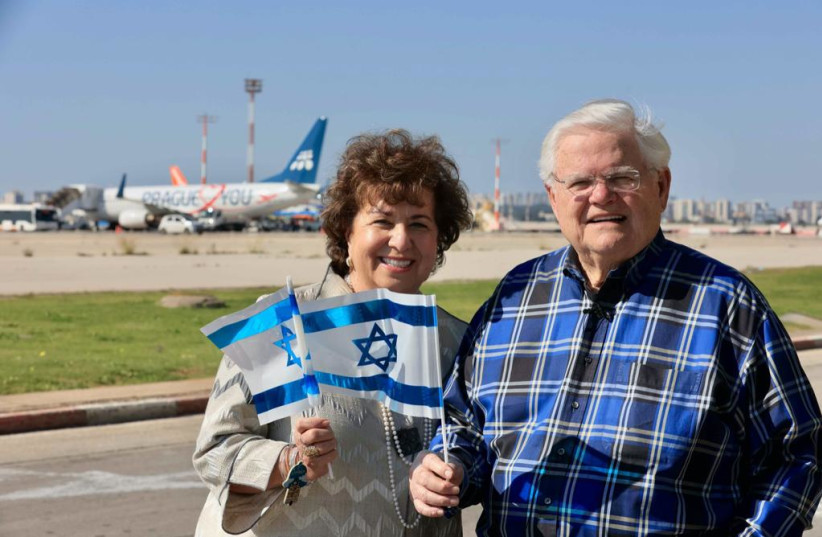 Pastor John Hagee (right) and his wife, Diana Hagee, met Polish immigrants on the tarmac at Ben-Gurion Airport as part of the first Rabbi Scheinberg Fellowship mission in 2023. (photo credit: OREN COHEN)