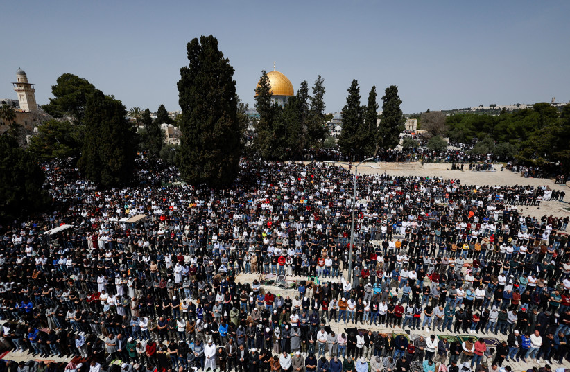  Worshippers pray on the first Friday of the Muslim holy month of Ramadan, in front of the Dome of the Rock, on the compound known to Muslims as the Noble Sanctuary and to Jews as the Temple Mount, in Jerusalem's Old City, March 24, 2023 (photo credit: REUTERS/AMMAR AWAD)