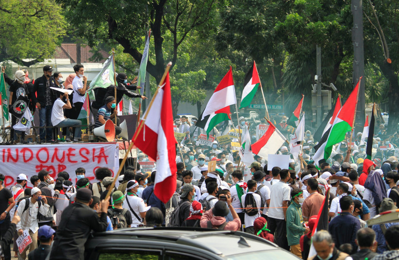 People attend a protest against Israel outside the U.S. embassy in Jakarta, Indonesia, May 21, 2021. (photo credit: REUTERS/AJENG DINAR ULFIANA)