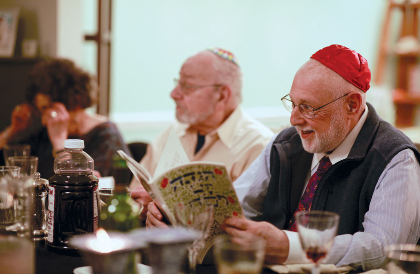  Bernie Faller attends a Seder dinner party for 10 people vaccinated against COVID-19 in Louisville, Kentucky, on March 27, 2021.  (photo credit: AMIRA/KARAOUD/REUTERS)