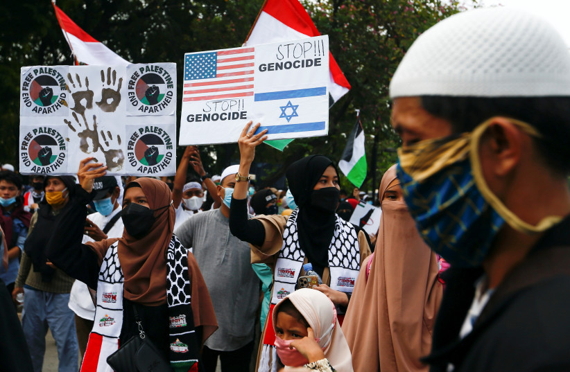  People carry placards during a protest against Israel outside the U.S. embassy in Jakarta, Indonesia, May 21, 2021.  (credit: REUTERS/AJENG DINAR ULFIANA)