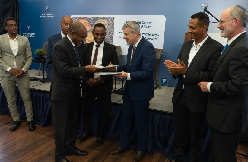  JCPA President Dan Diker and Director-General Yehiel Leiter exchange signatures on the memorandum of understanding with Dr. Desalegn Ambaw Belete, executive director of the Institute of Foreign Affairs (photo credit: JCPA)