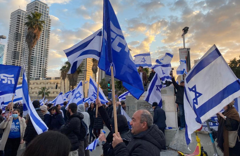 Right-wing Israelis attend a rally in support of the government's planned judicial overhaul, in Tel Aviv on March 30, 2023.  (photo credit: AVSHALOM SASSONI/MAARIV)