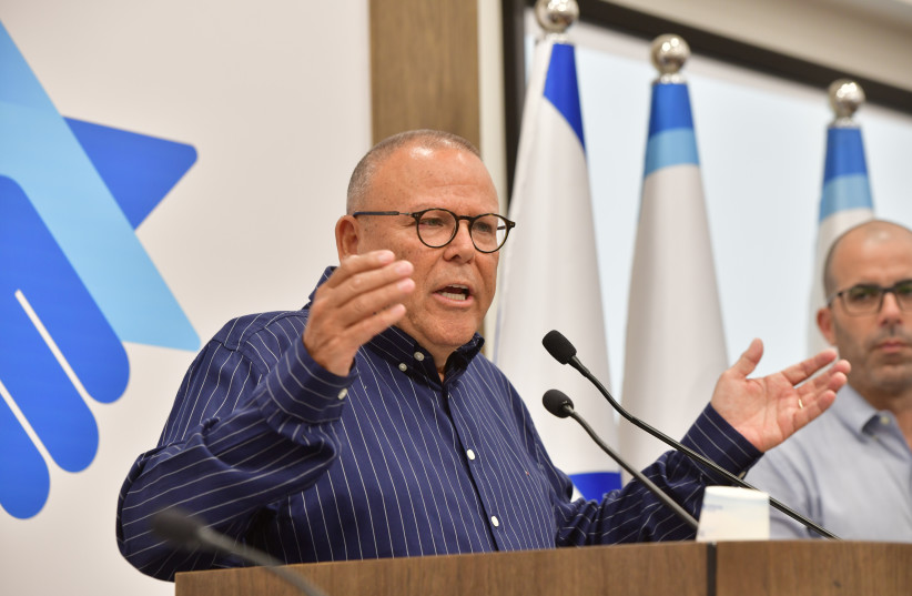  Arnon Ben Dor, Chairman of the Histadrut, speaks at a press conference attended by heads from the Israeli commerce sector attend a press conference at the Histadrut Union in Tel Aviv on March 27, 2023.  (credit: AVSHALOM SASSONI/MAARIV)