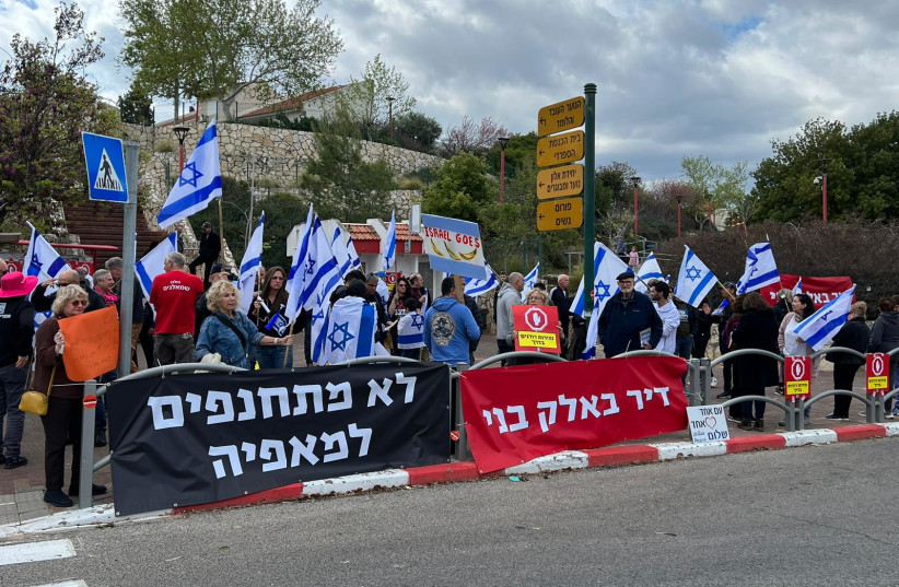 Israeli protesters are seen demonstrating outside the home of National Unity leader MK Benny Gantz in Rosh Ha'ayin, on March 31, 2023. (photo credit: Kaplan protest organizers/via Maariv)