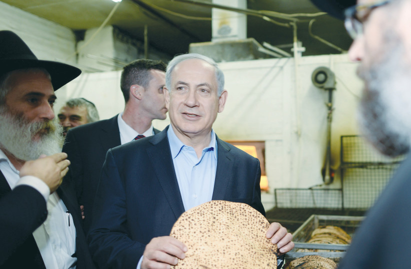  PRIME MINISTER Benjamin Netanyahu visits a matzah factory in Kfar Chabad in 2014. (photo credit: KOBI GIDEON/GPO)